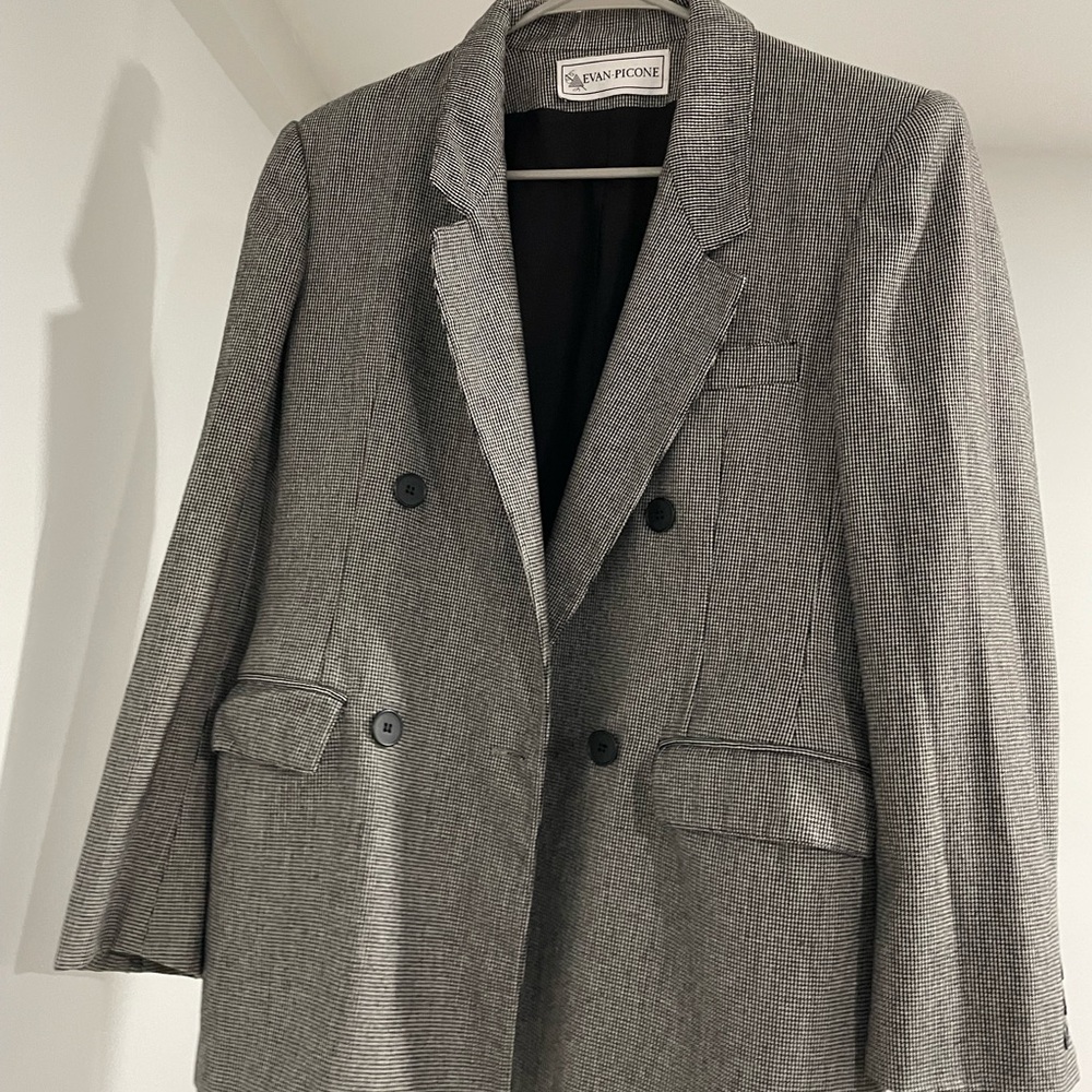 Classic Grey Wool Sport Coat with Notched Lapel and Structured Tailoring